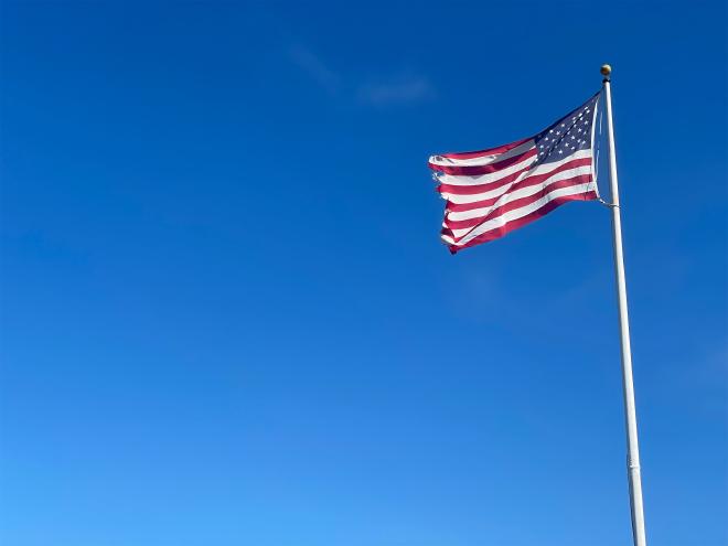 美國國旗在藍天中飄揚