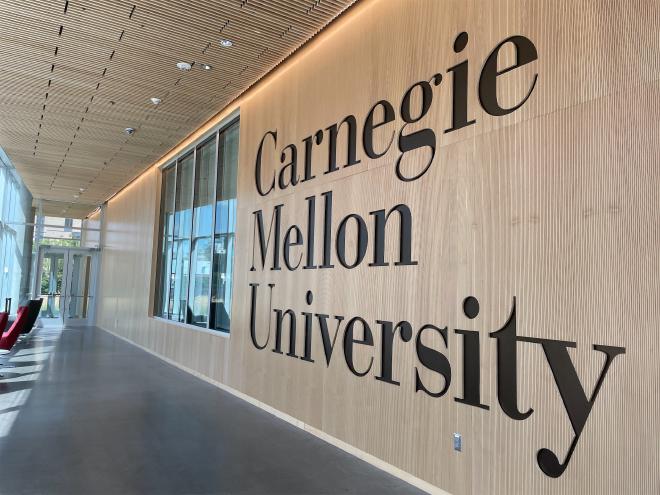 巨大的牆面寫著 Carneige Mellon University
