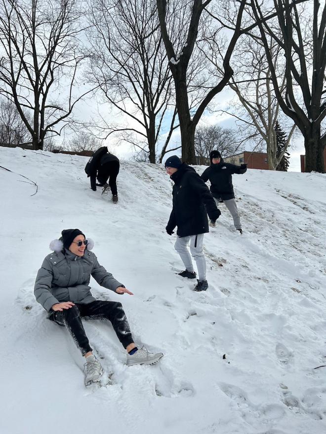 一群人在玩雪