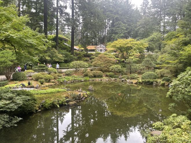 日式造景的花園，池水映照著山林