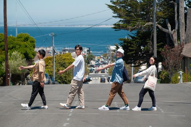 在 Santa Cruz 的馬路上模仿 Abbey Road