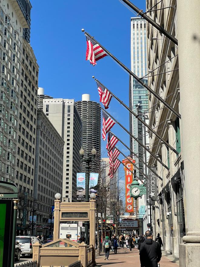 美國國旗懸掛在芝加哥街頭