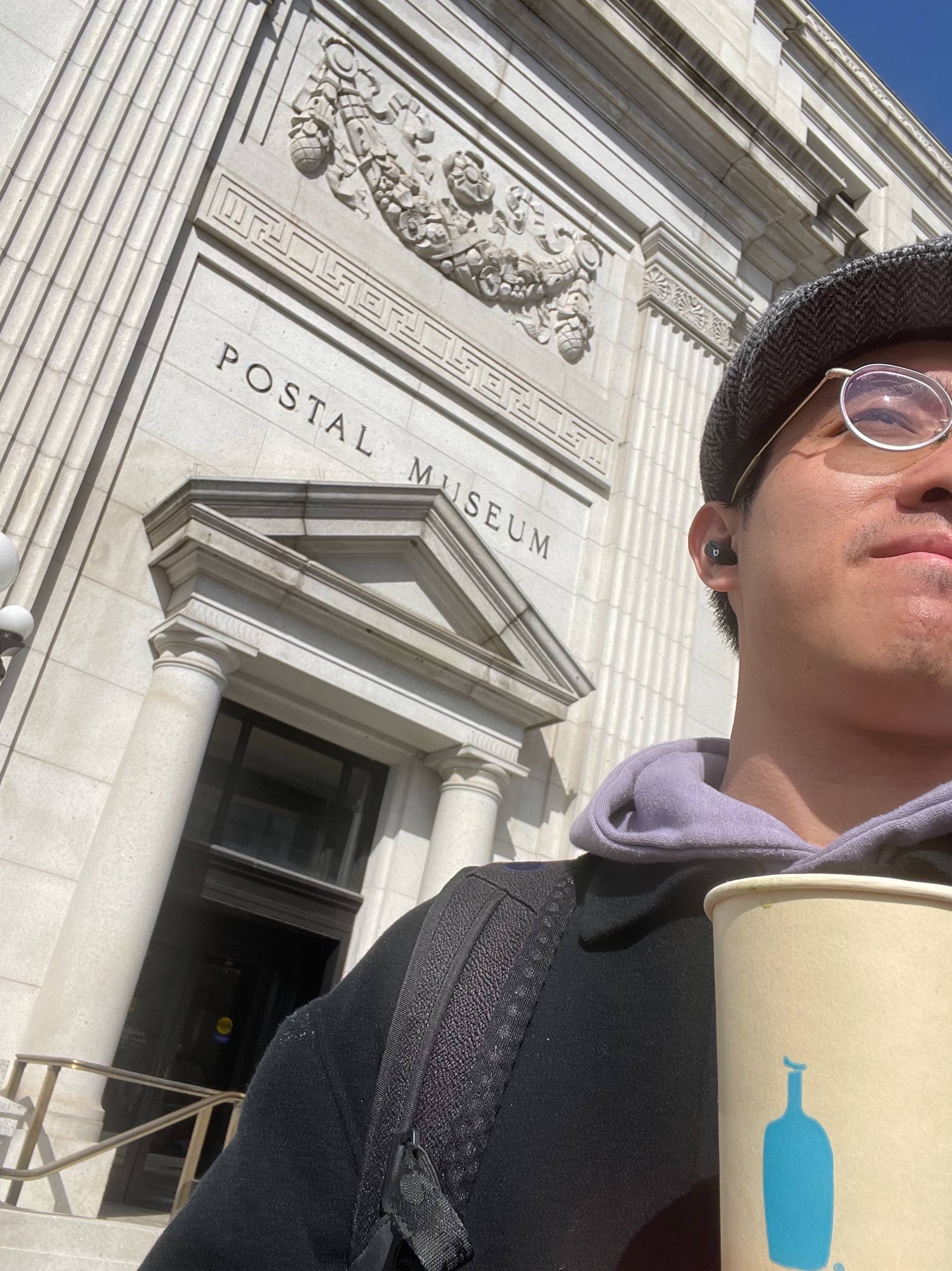 我在郵政博物館前拿著藍瓶咖啡享受好天氣