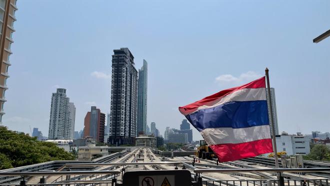 泰國國旗在曼谷天際線前飄揚