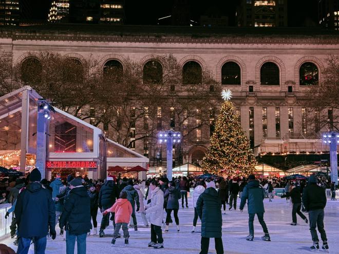 民眾在 Bryant Park 的聖誕樹前溜冰