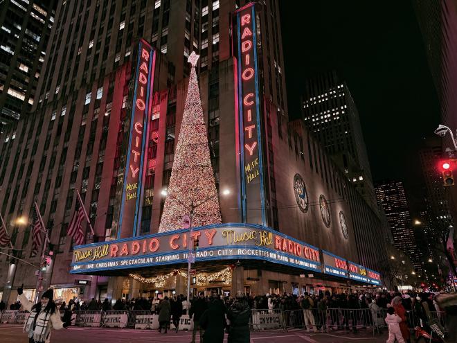 Radio City Rockettes 劇院的門口有棵超大聖誕樹