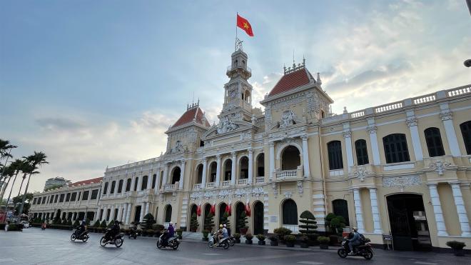 宏偉的法式建築上插著越南國旗