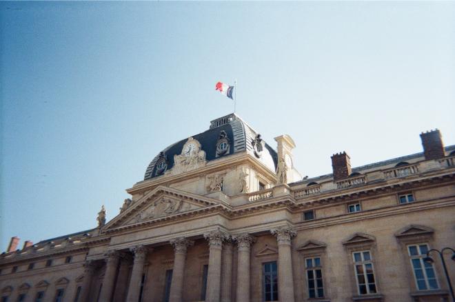 位於建築物頂的法國國旗在風中搖擺